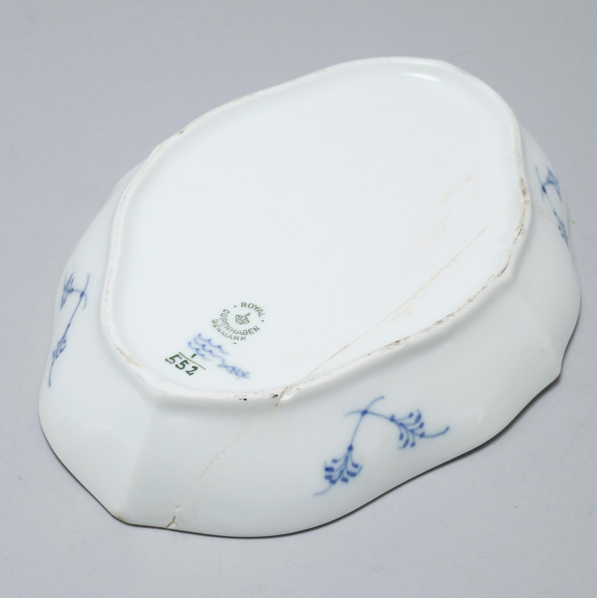 A porcelain tableware set of 92 pcs, "Musselmalet" by Royal Copenhagen, Denmark, second half of the 20th century.