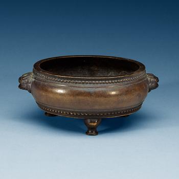 1514. A bronze tripod censer, Qing dynasty (1644-1912), with Xuande six character mark.