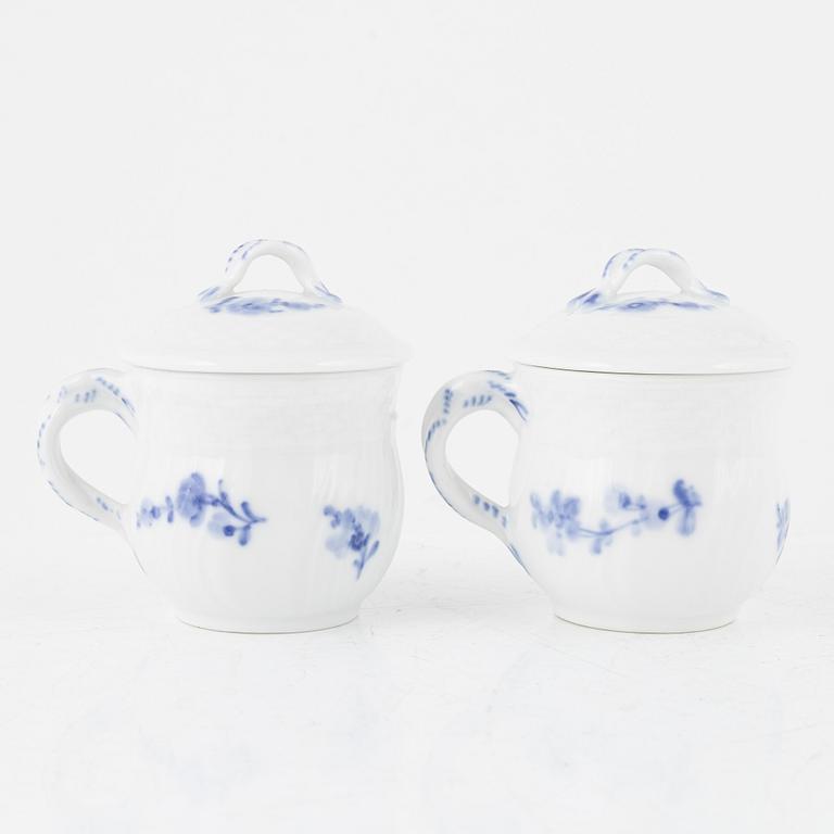 Crèmekoppar 12 st, samt fem fat, "Blå blomst", porslin, Royal Copenhagen, Danmark.