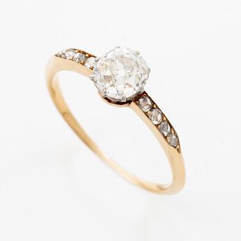 Ring in 18K gold and platinum with an old-cut diamond.