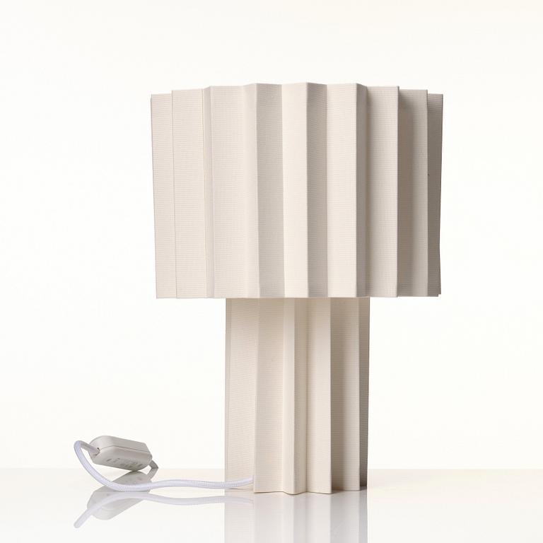 FOLKFORM, "L árt Plisse no 3", Formstudie i vitt, bordslampa, Studio Folkform, 2022.