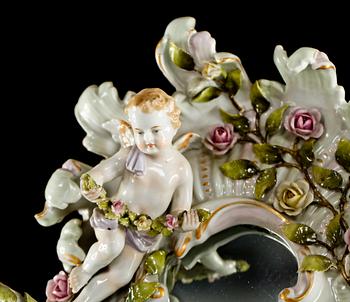 VÄGGLYSTRAR, ett par, porslin, omkring 1900-talets mitt.