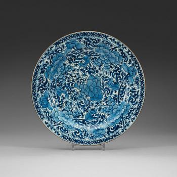 476. A blue and white dish, Qing dynasty, Kangxi (1662-1722).