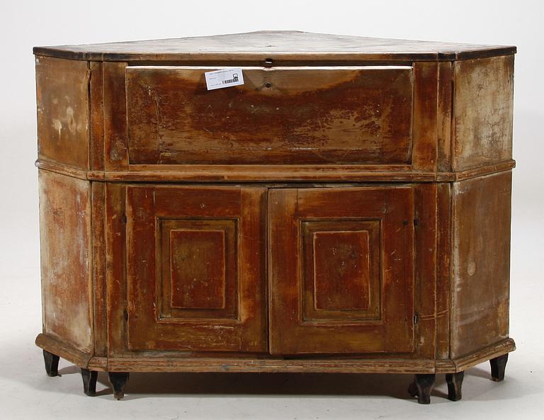 HÖRNSKÅP. Allmoge, 1800-tal.