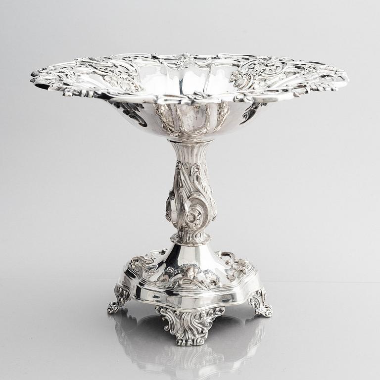 Gustaf Möllenborg, uppsatsskål på fot, silver, Stockholm 1848. Nyrokoko.