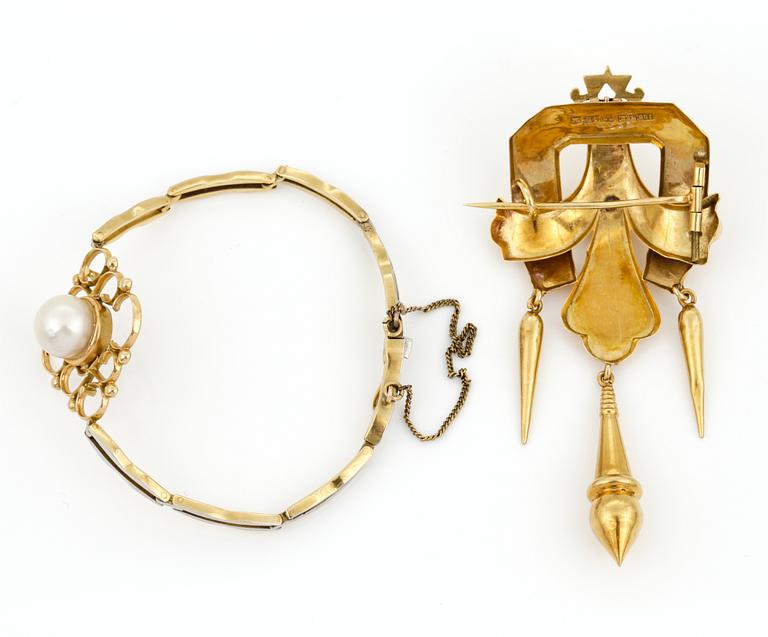 ARMBAND SAMT BROSCH, 2 delar, 18K guld med pärlor, brosch Dahlgren, Malmö, 1867. Vikt ca 15,91 g.
