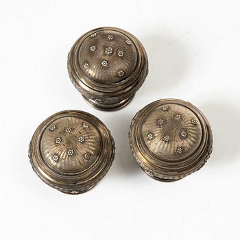 Flakonger, 3 st, silver och glas, Frankrike, sent 1800-tal.