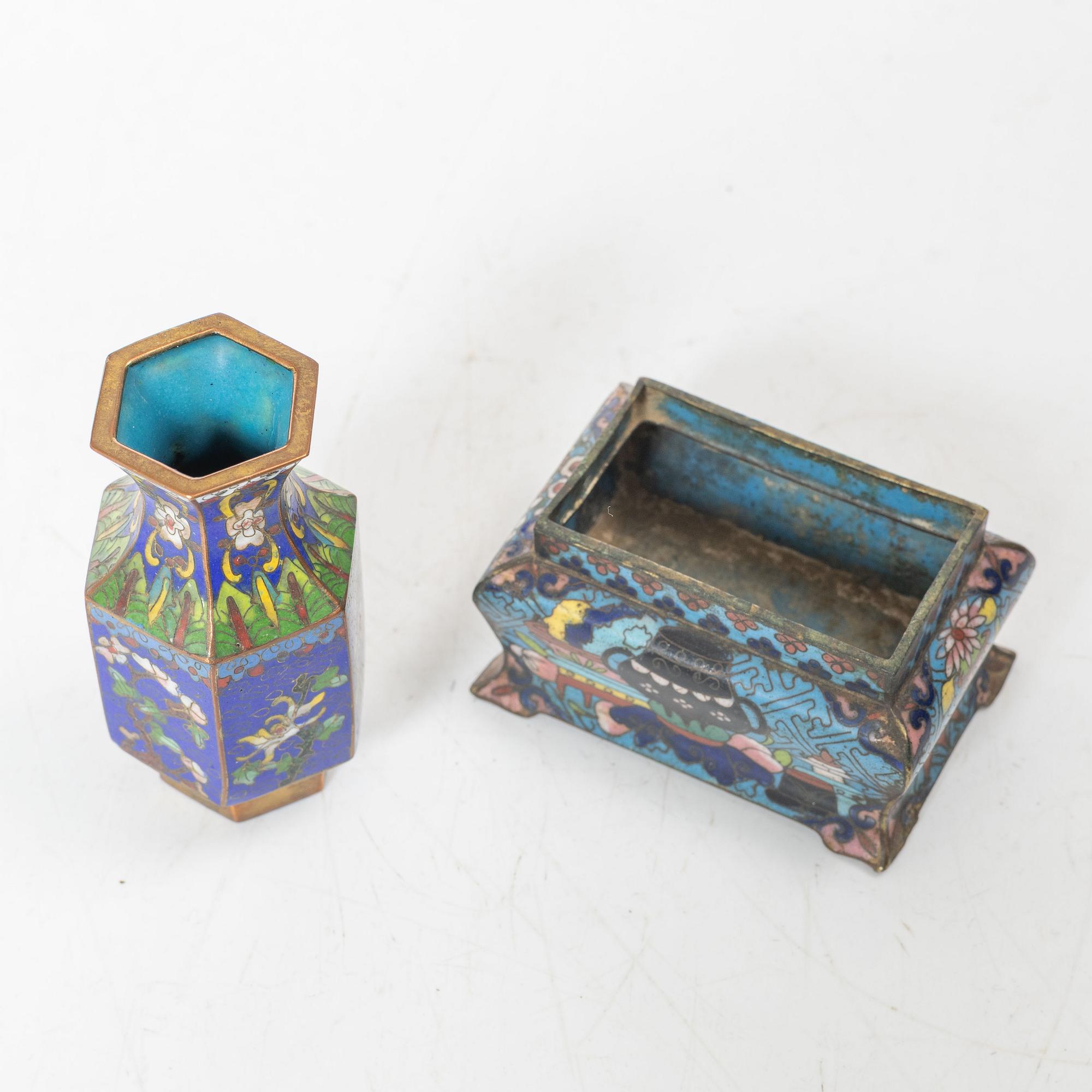 Vas och rökelsekar, cloisonné, Qingdynastin, 1800-tal.