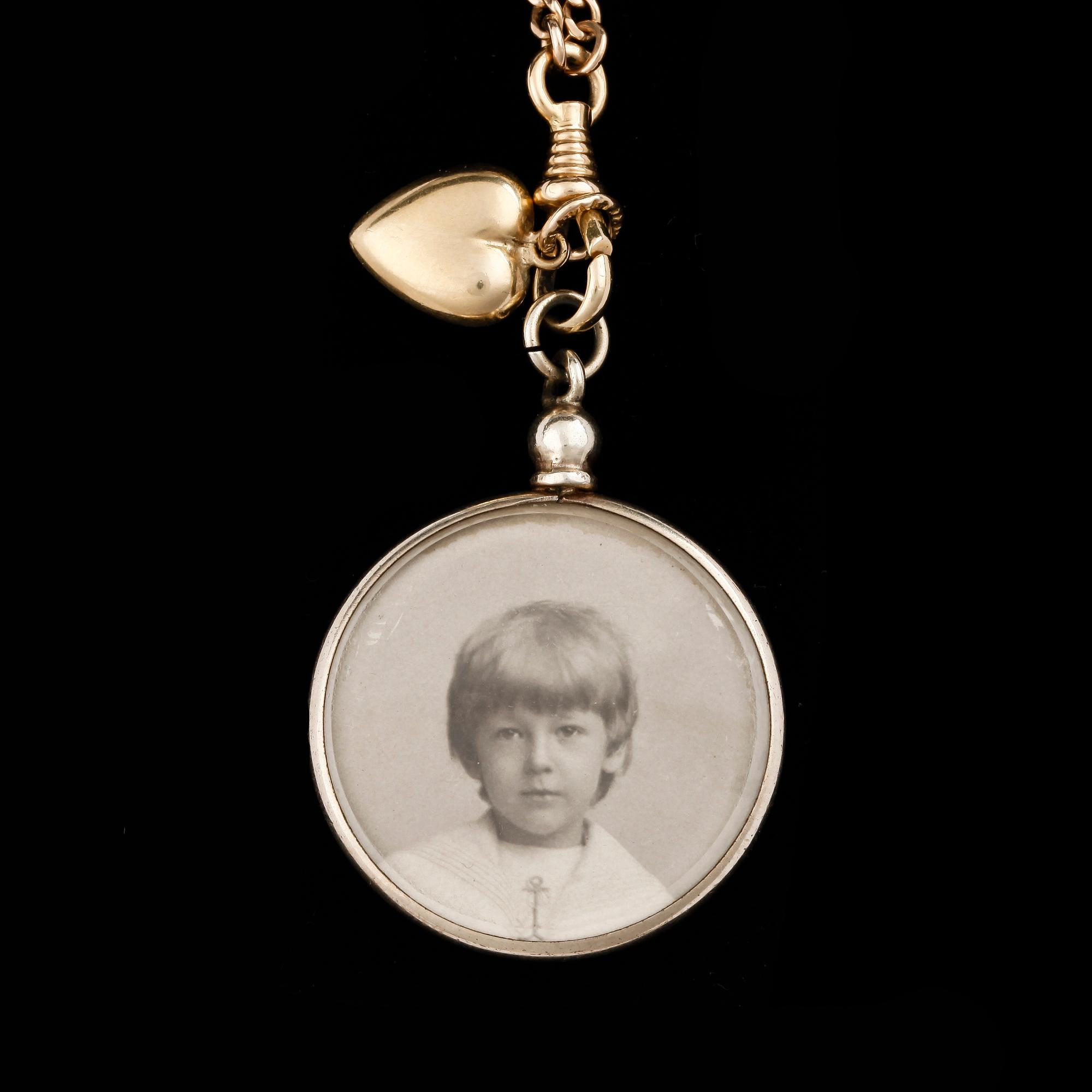 GULDKEDJA, 14 K, med vidhängande fotografier. vikt 27 gram.