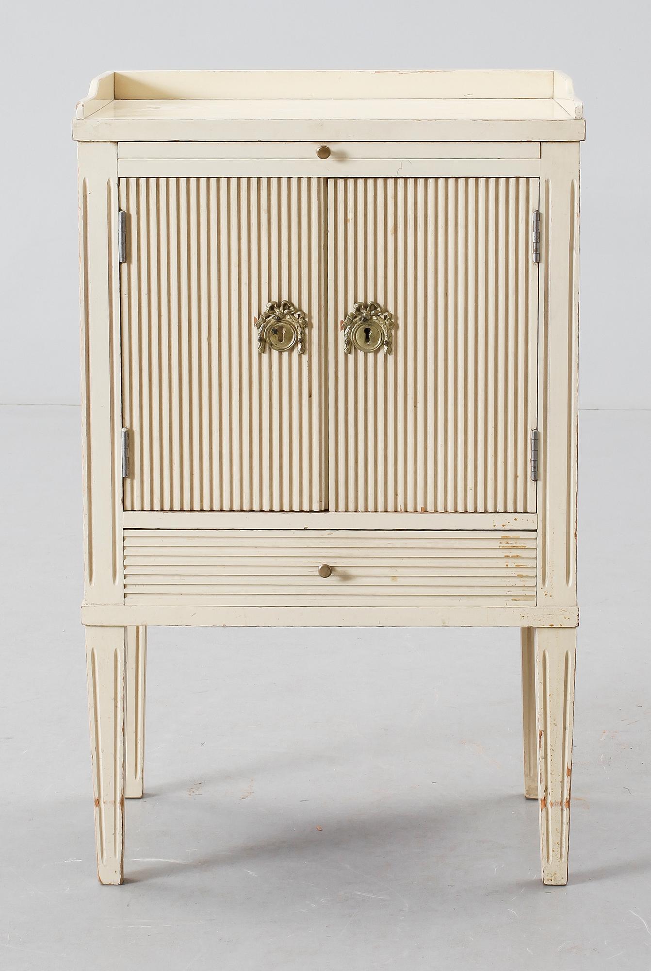 POTTSKÅP. Gustaviansk stil, 1900-tal.