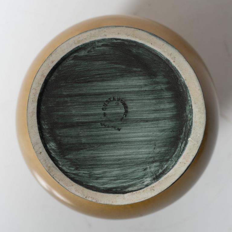 Lisa Larson, väggrelief samt vas, Gustavsberg.