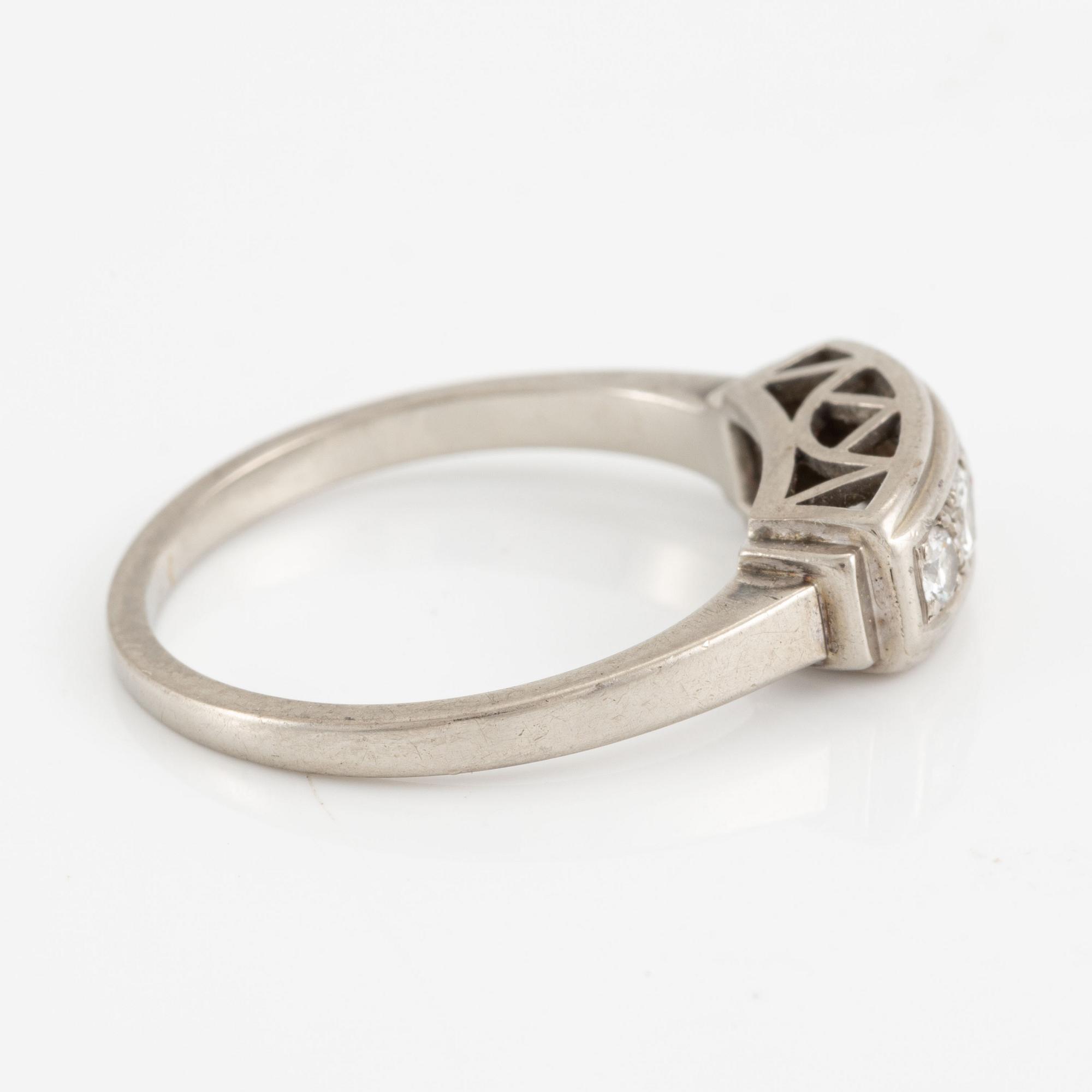 Ring, 18K white gold with four brilliant-cut diamonds.