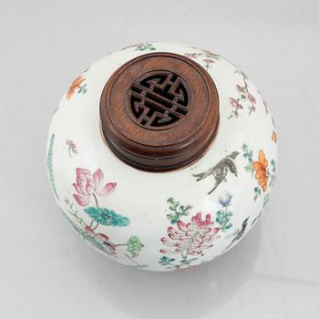 A Chinese famille rose porcelain jar, Qing dynasty.