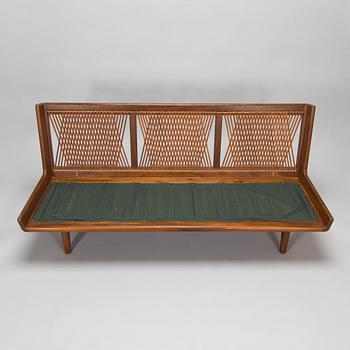 Carl Gustaf Hiort af Ornäs, soffa, "Studio", Puunveisto Oy - Träsnideri Ab 1900-talets mitt.