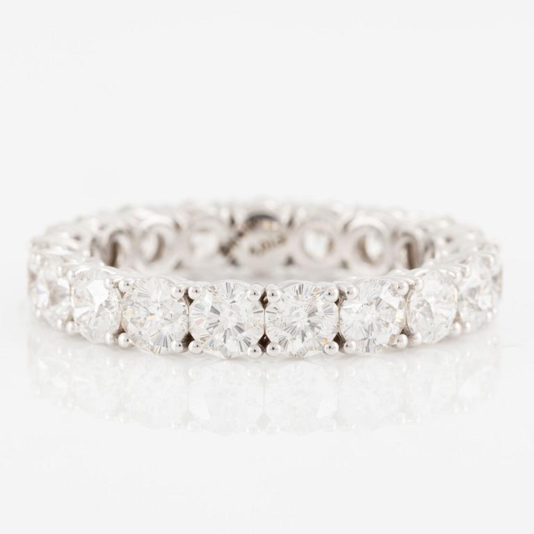 Ring, full eternity, 18K white gold set with fancy-cut diamonds.
