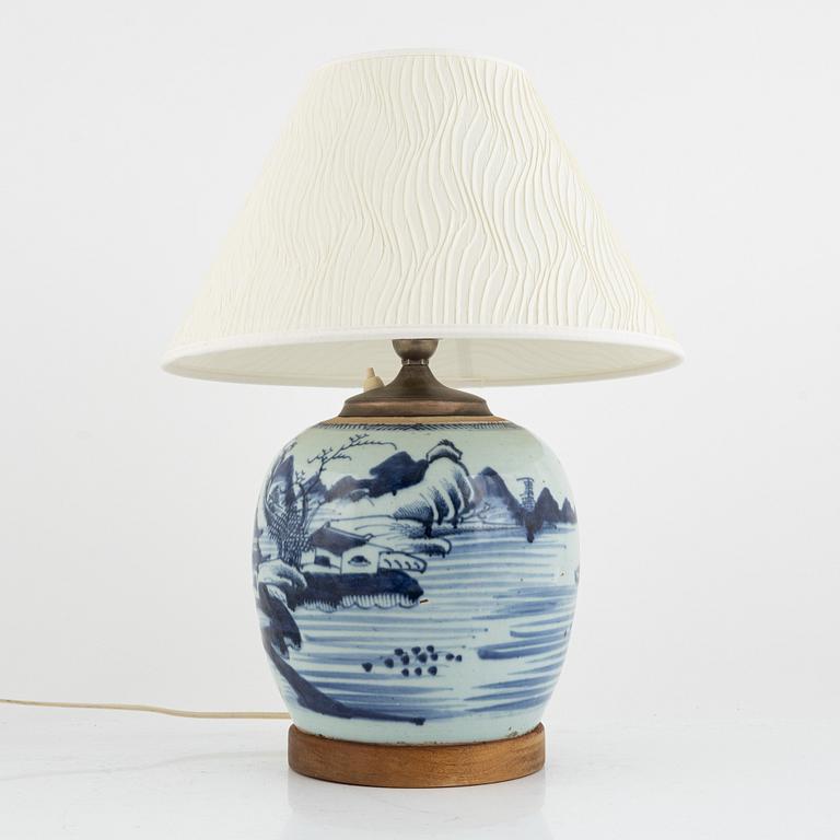 A blue and white Chinese jar / table lamp, Qing dynasty, 19th century.