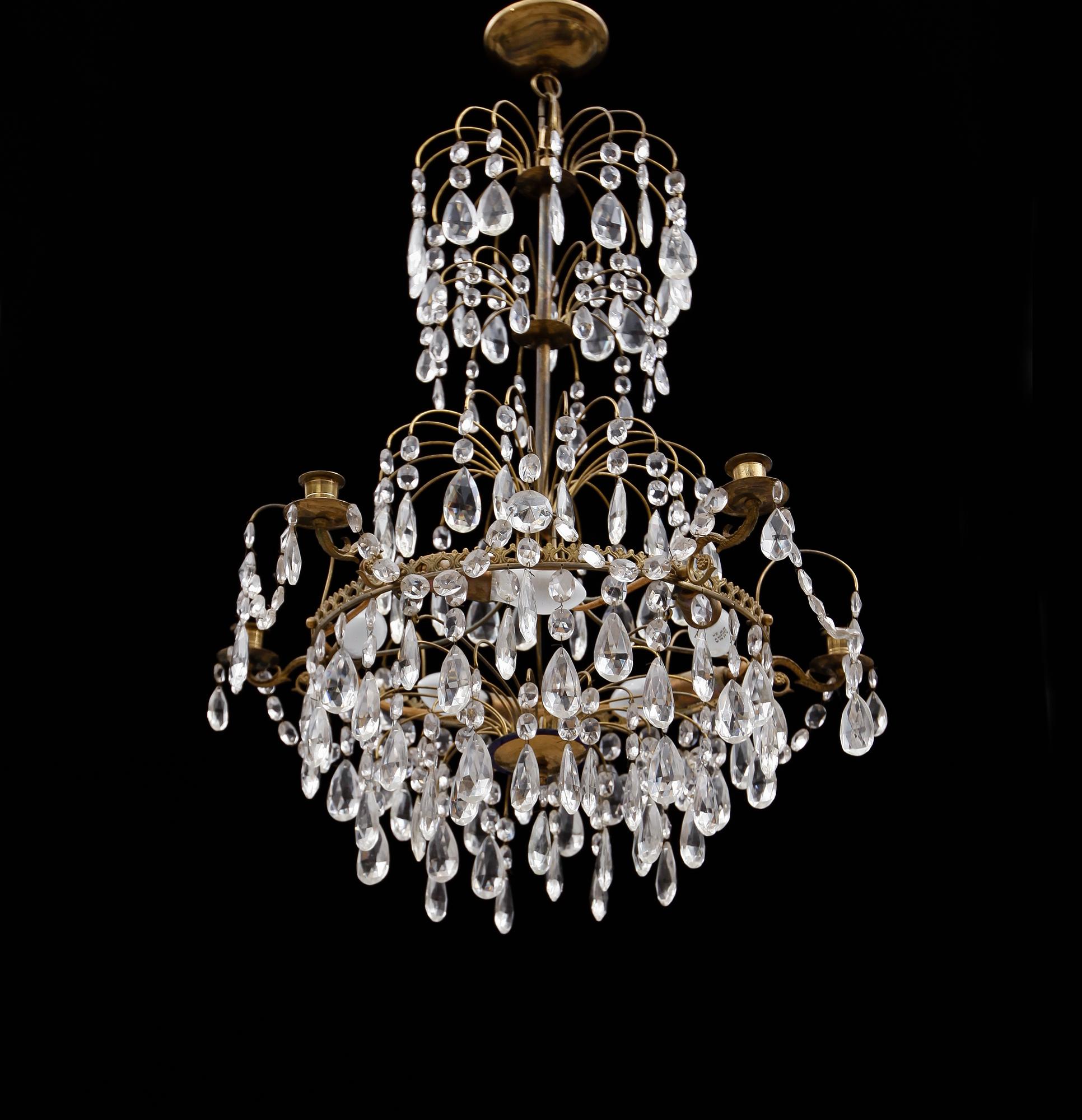 LJUSKRONA, gustaviansk stil, 1900-talets andra hälft. Höjd 67 cm.