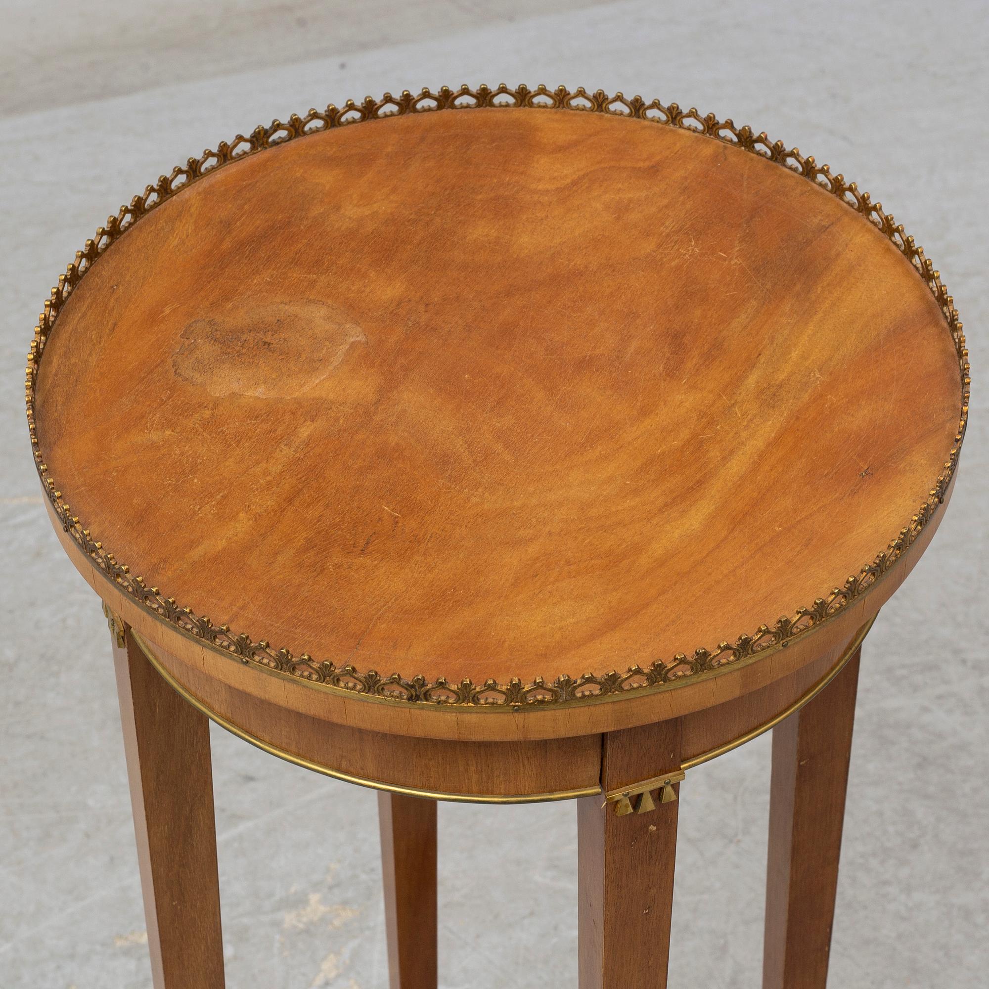 SALONGSBORD SAMT LAMPBORD, ett par, Sengustaviansk stil, tidigt 1900-tal.