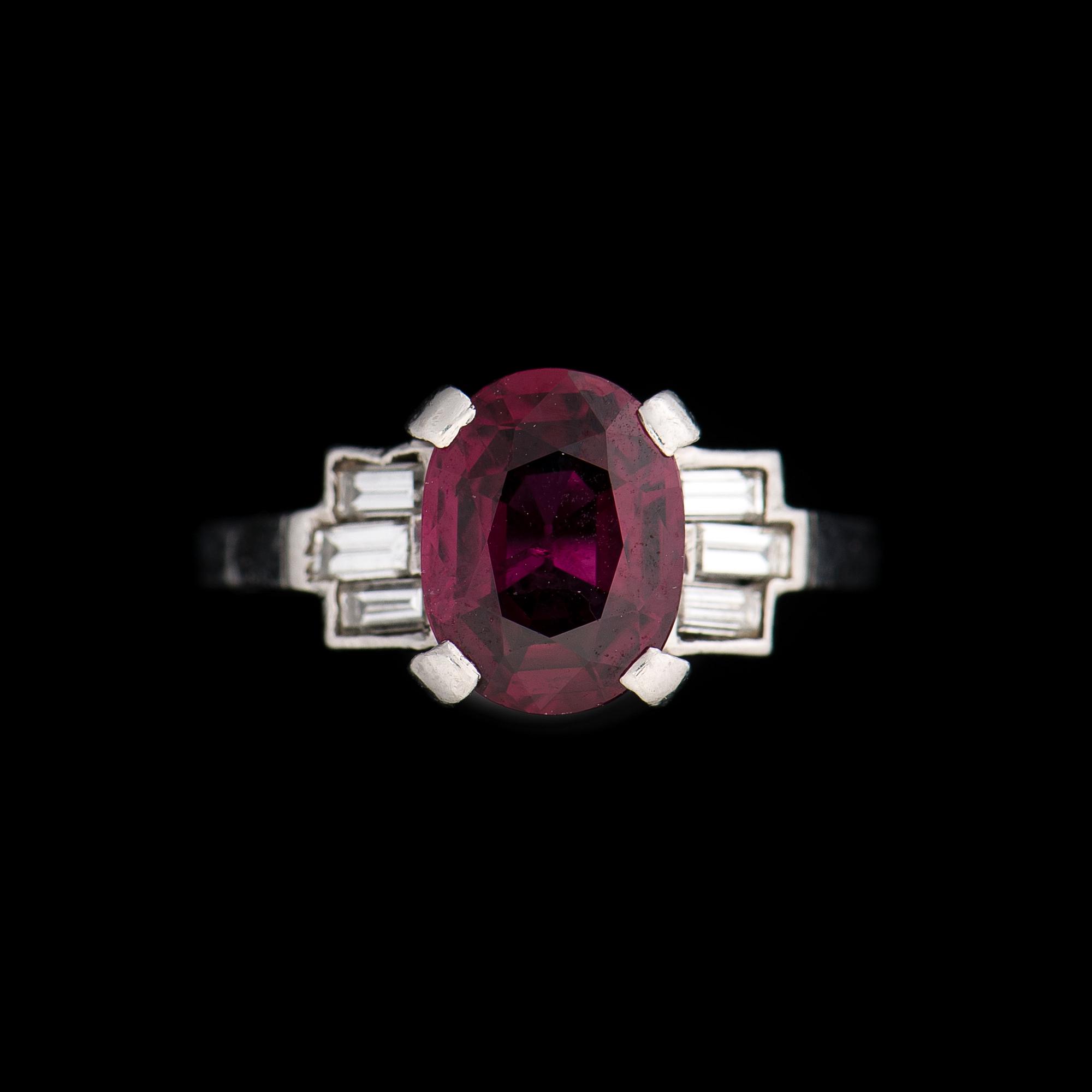 RING, fasettslipad rubin, baguetteslipade diamanter, platina.