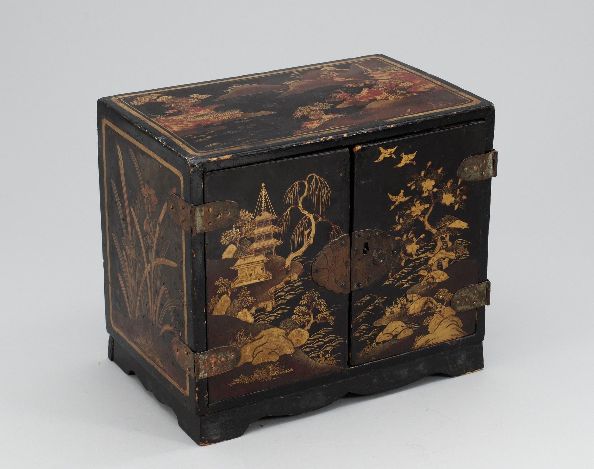 SKÅP, lack. Sen Qing.