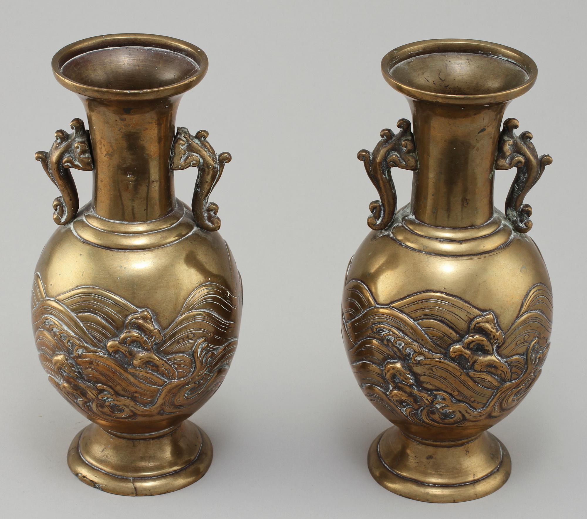 VASER, ett par, orientaliska, 1900-talets första hälft.