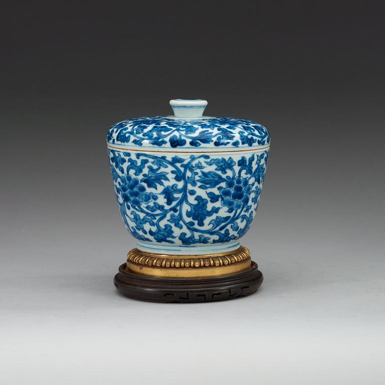 SKÅL med LOCK, porslin. Qing dynastin, Kangxi (1662-1722).