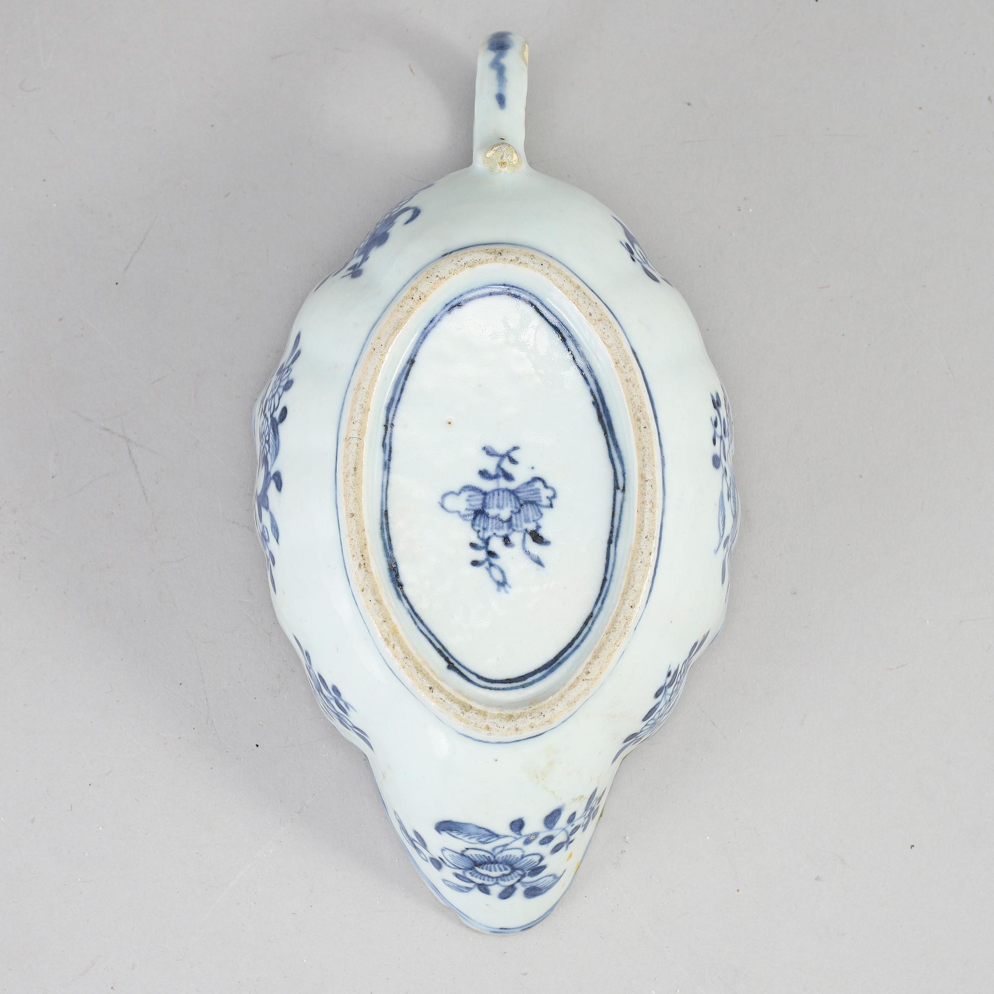 A set of five blue and white dessert dishes and a sauce boat, Qing dynasty, Qianlong (1736-95).