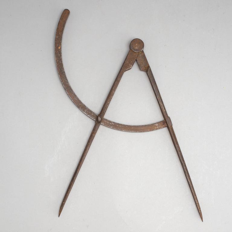 AN 18TH CENTURY CAST IRON MEASURING TOOL.