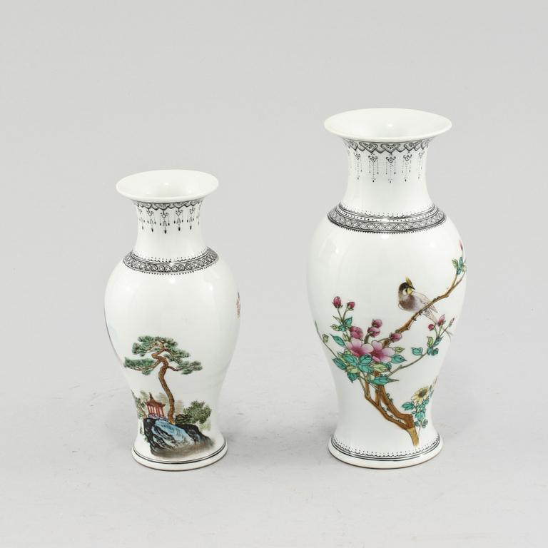 VASER, 2 st, porslin, Kina, 1900-tal.