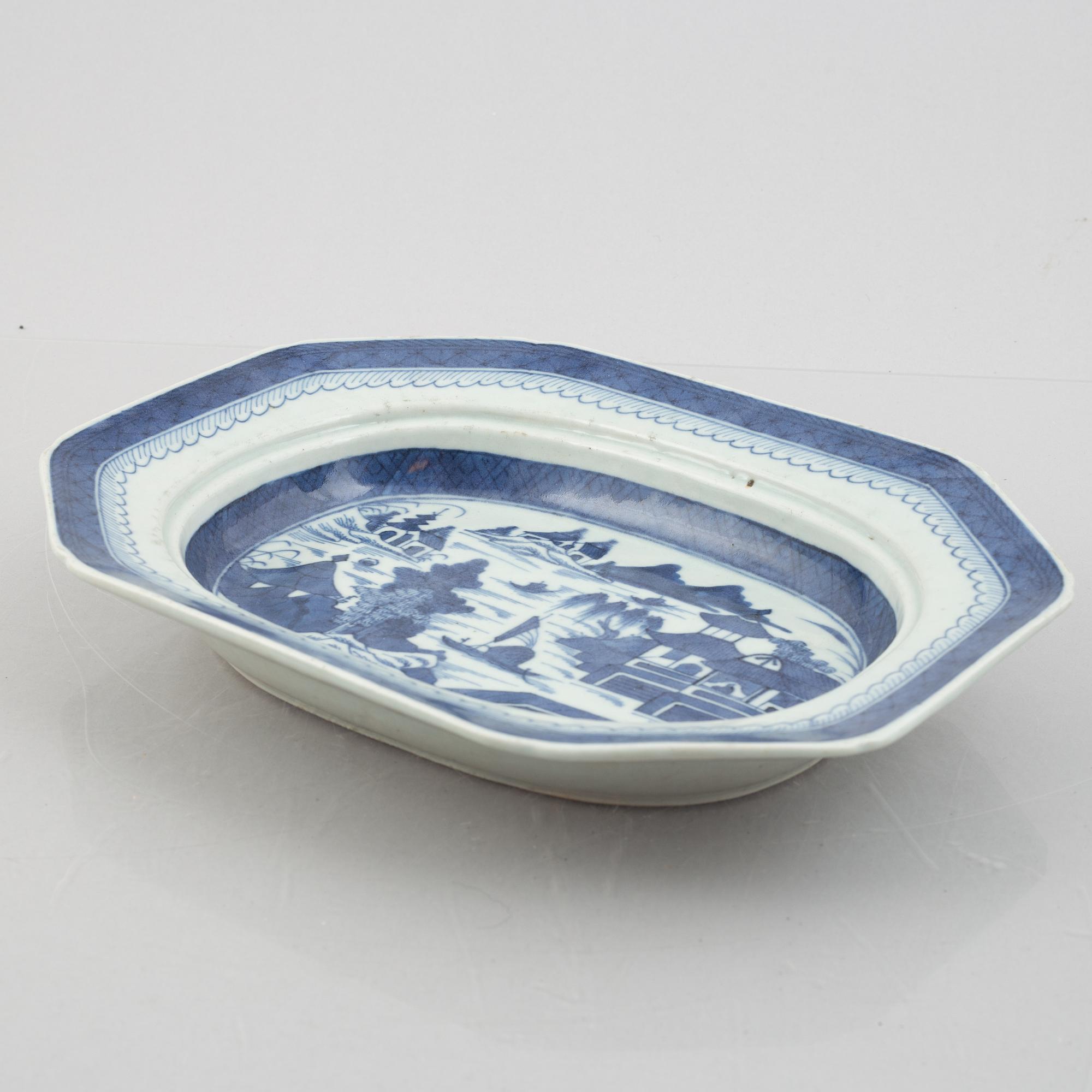 Five pieces of blue and white Chinese porcelain, Qing dynasty, 18th-19th century.
