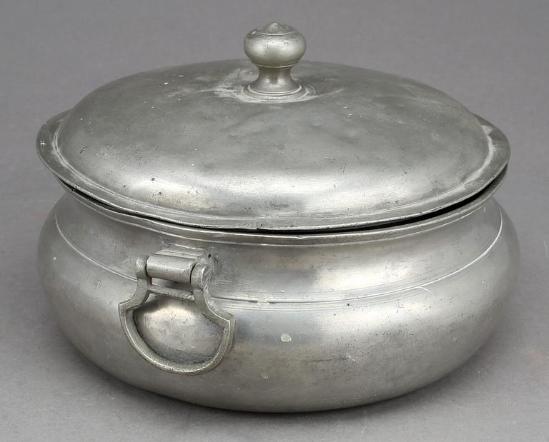 GRÖTSKÅL MED LOCK, tenn. Pehr Johan Mattsson, Mariestad, otydlig årsstämpel, troligen 1823.