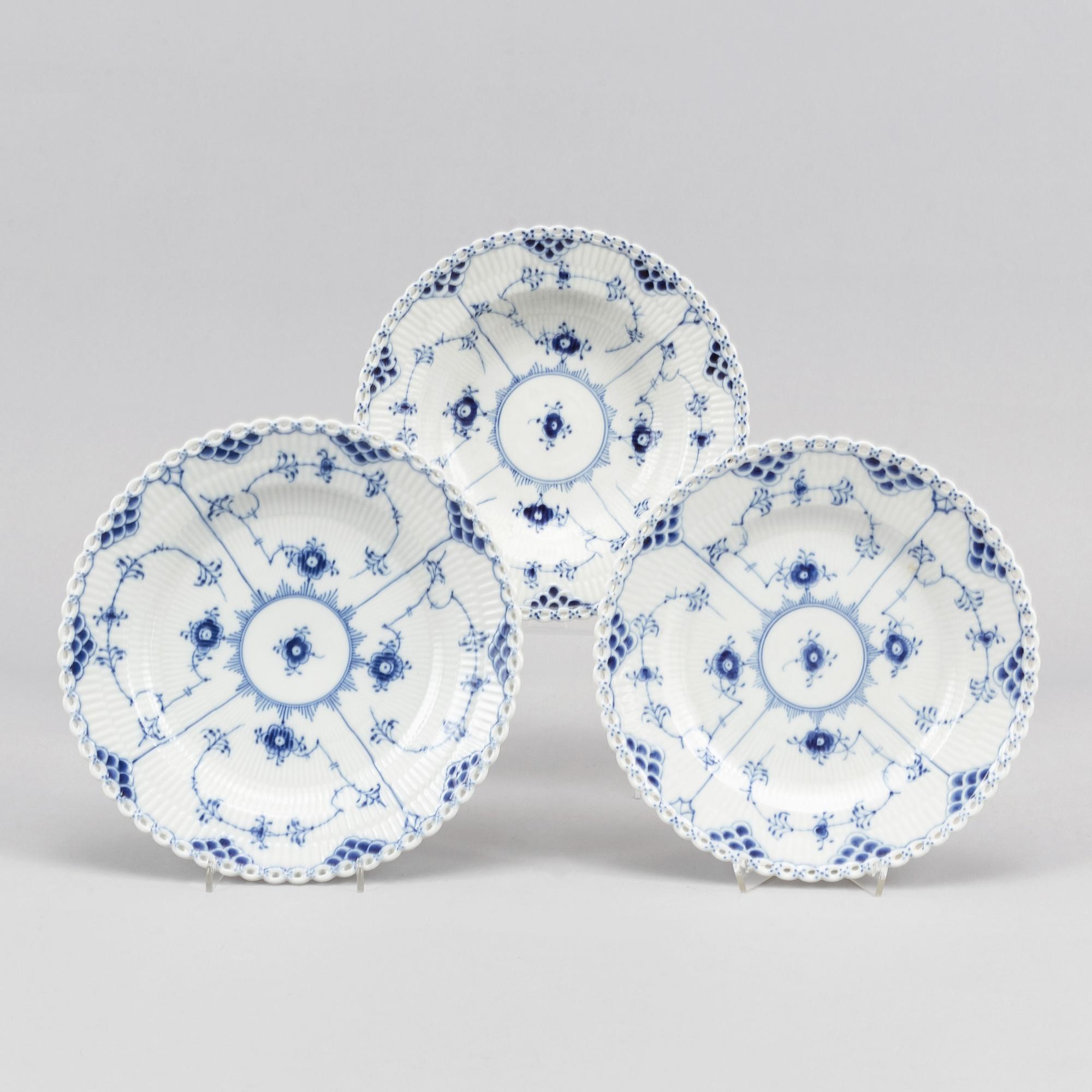 17 parts of the porcelain dining service 'Musselmalet' from Royal Copenhagen.
