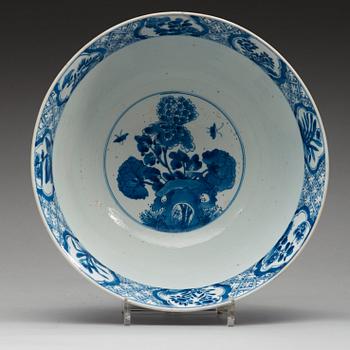 A blue and white punch bowl, Qing dynasty, Kangxi (1662-1722).