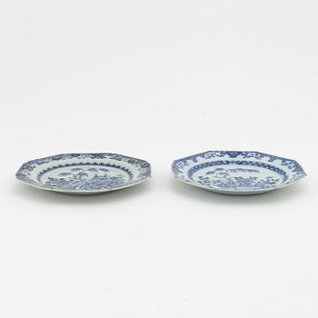 A pair of Chinese blue and white plates, Qing dynasty, Qianlong (1736-1795).