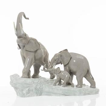 Fulgencio García, figurine, "Elephants walking", Lladró, Spain.