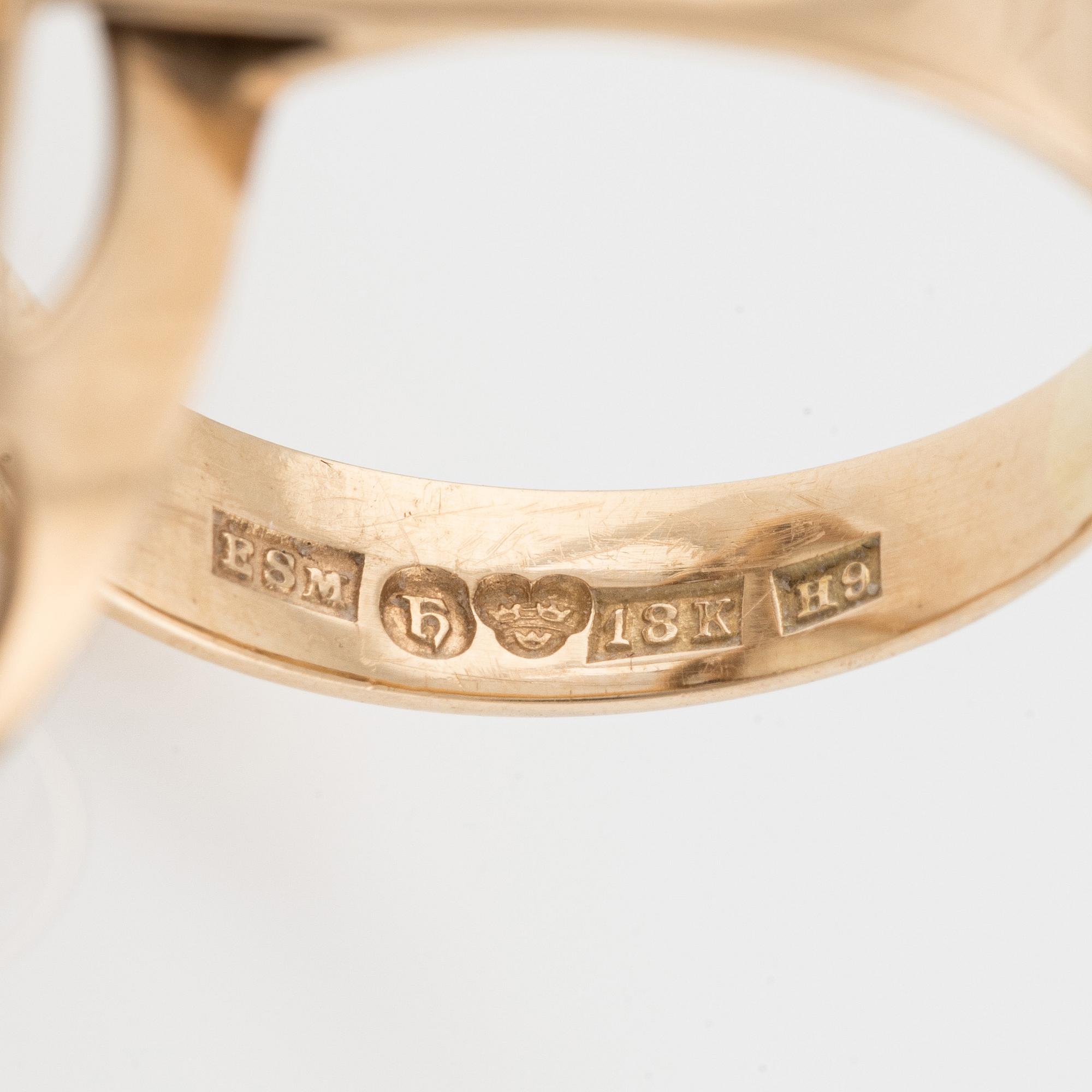 Ring, 18K guld med cabochonslipad månsten.