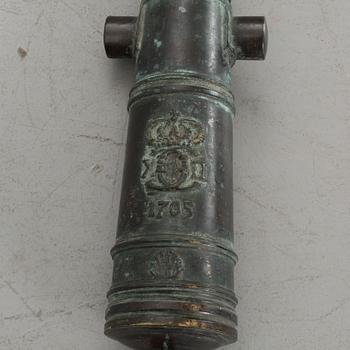 KANONRÖR(attrapp), brons, kopia av fältkanon med Karl XII monogram 1705.