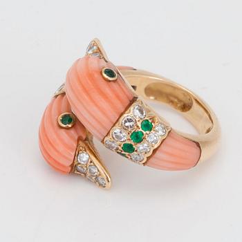 RING, Van Cleef & Arpels, med briljantslipade diamanter totalt ca 0.96 ct, smaragder samt snidad korall.