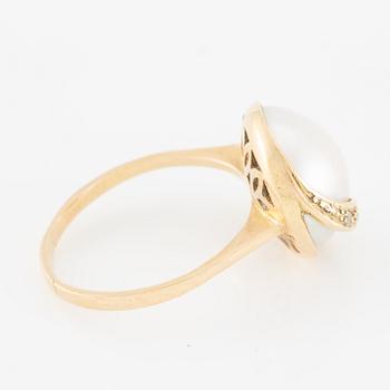Ring in 18K gold with a cultured mabé pearl and octagon-cut diamonds.