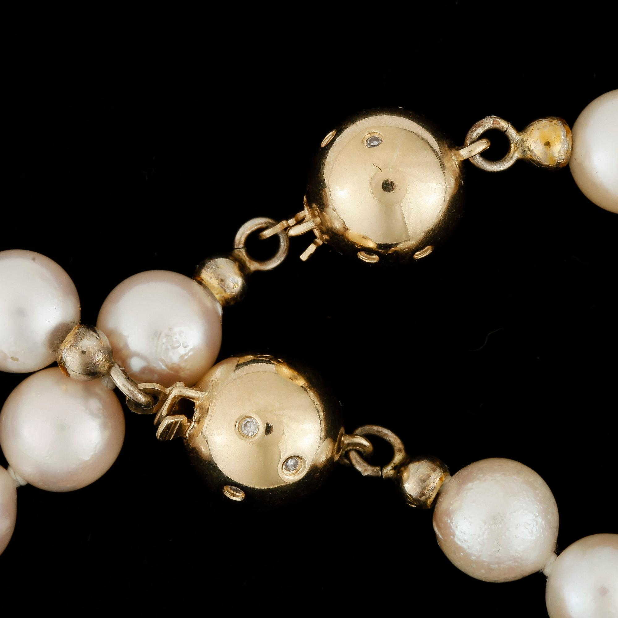 COLLIER / ARMBAND, odlade saltvattenspärlor med två lås i 18k guld och små diamanter.