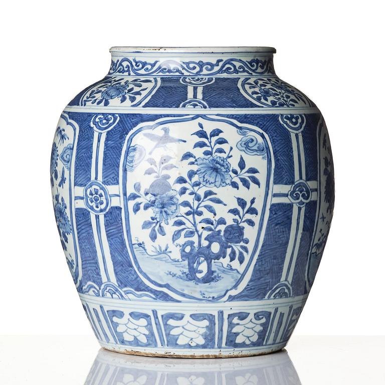 A large blue and white jar, Ming dynasty, Wanli (1572-1620).