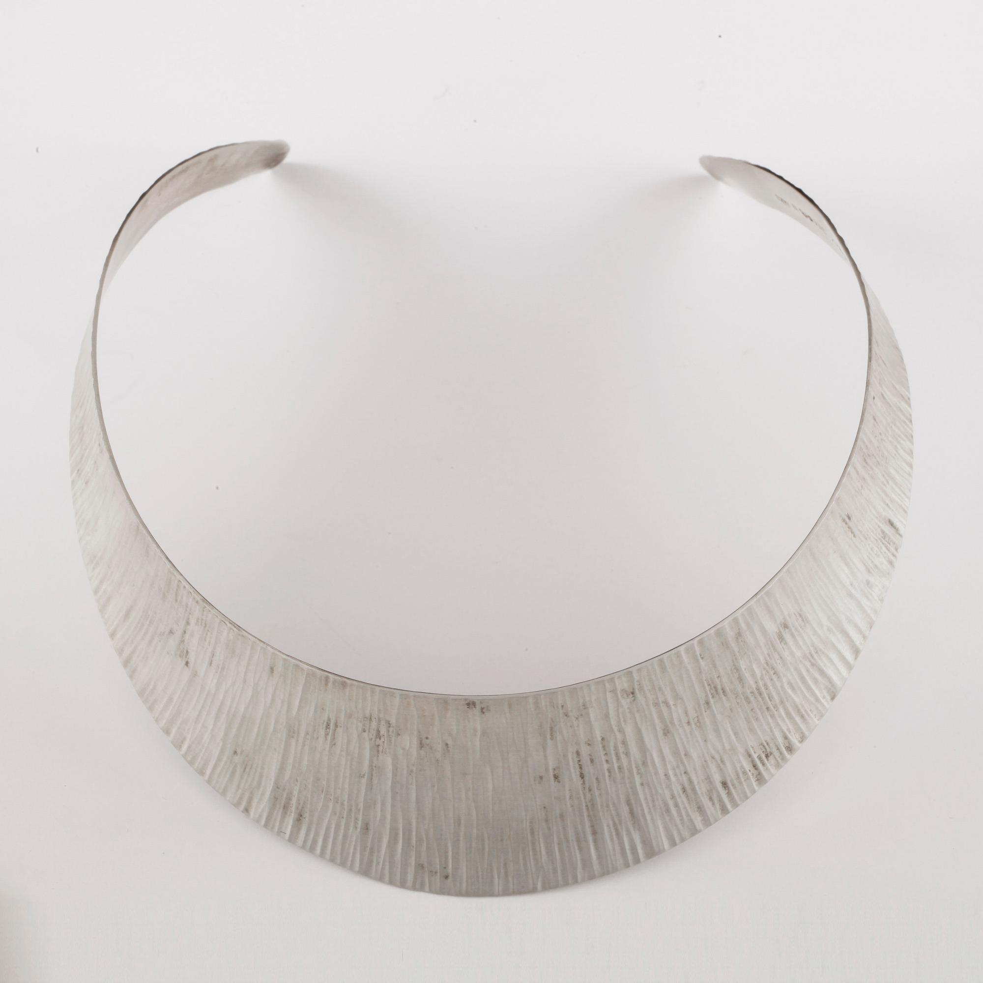 HALSRING, sterlingsilver, Stigbert för Waldemar Jonsson Atelje, Skara 1973. Vikt ca 51g.