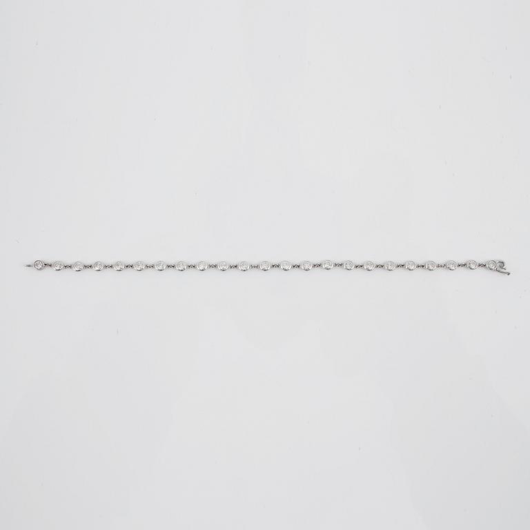 ARMBAND, Tiffany & Co, med briljantslipade diamanter, ca 2.30 ct totalt.