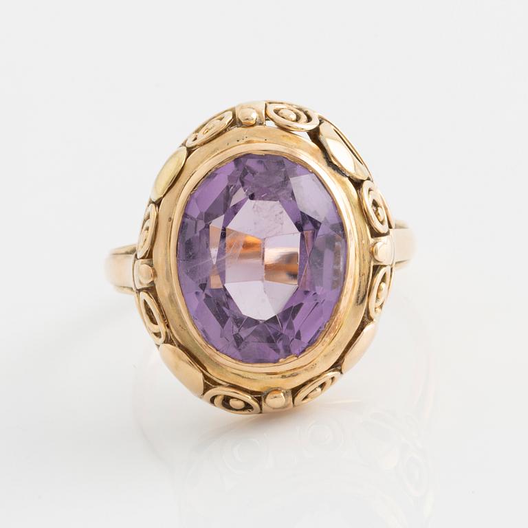 Ring 14K gold with a faceted amethyst.