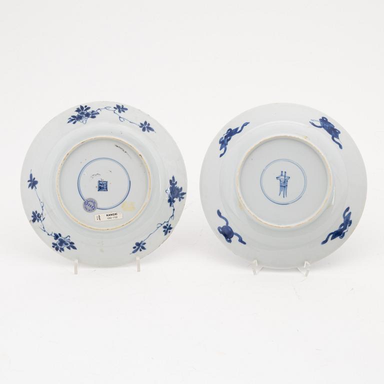 A group with two Chinese blue and white plates, two small dishes and three cups, Qing dynasty, Kangxi (1662-1722).