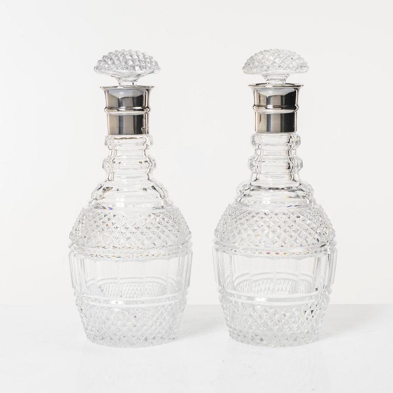 Karaffer med propp, ett par, glas, England/Irland 1800-tal med senare silverskoning.