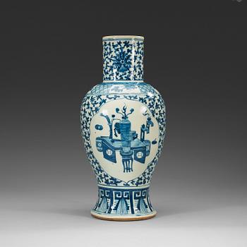 628. A blue and white vase, Qing dynasty (1644-1912).