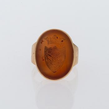 VAPENRING, guld 18K och karneol. Auran Kultaseppä, Åbo 1931.