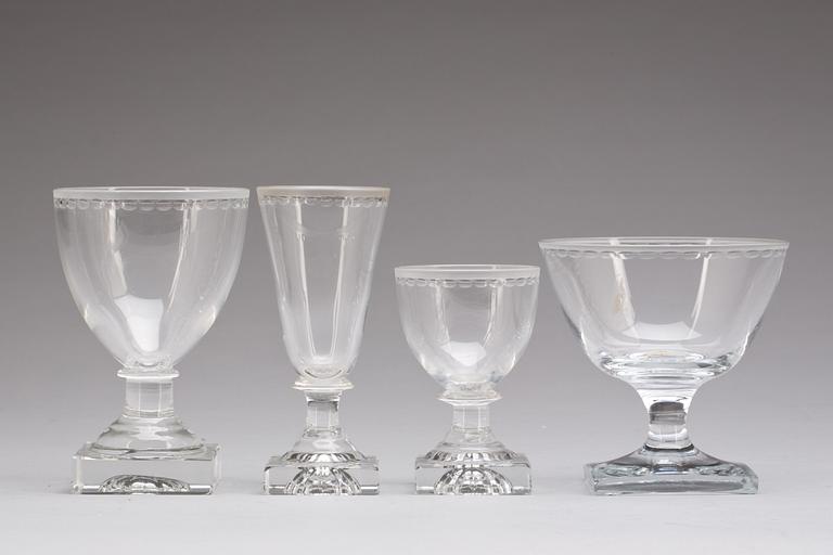 SERVISDELAR, 28 delar, glas. 1900-talets första hälft.