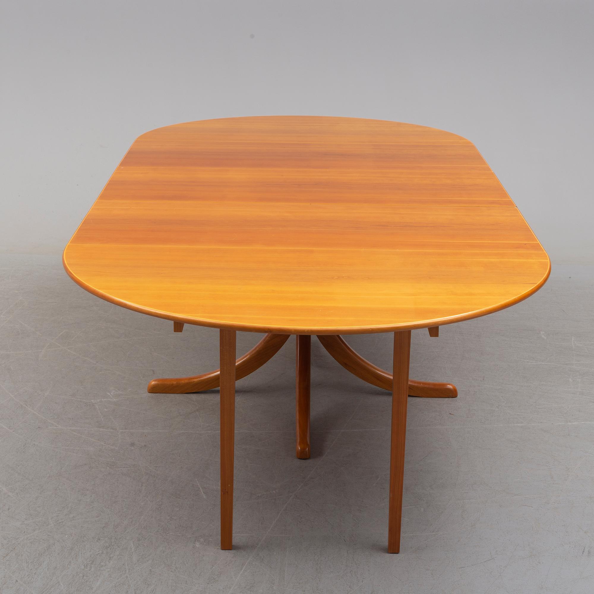 A '771' dining table by Josef Frank, Firma Svenskt Tenn.